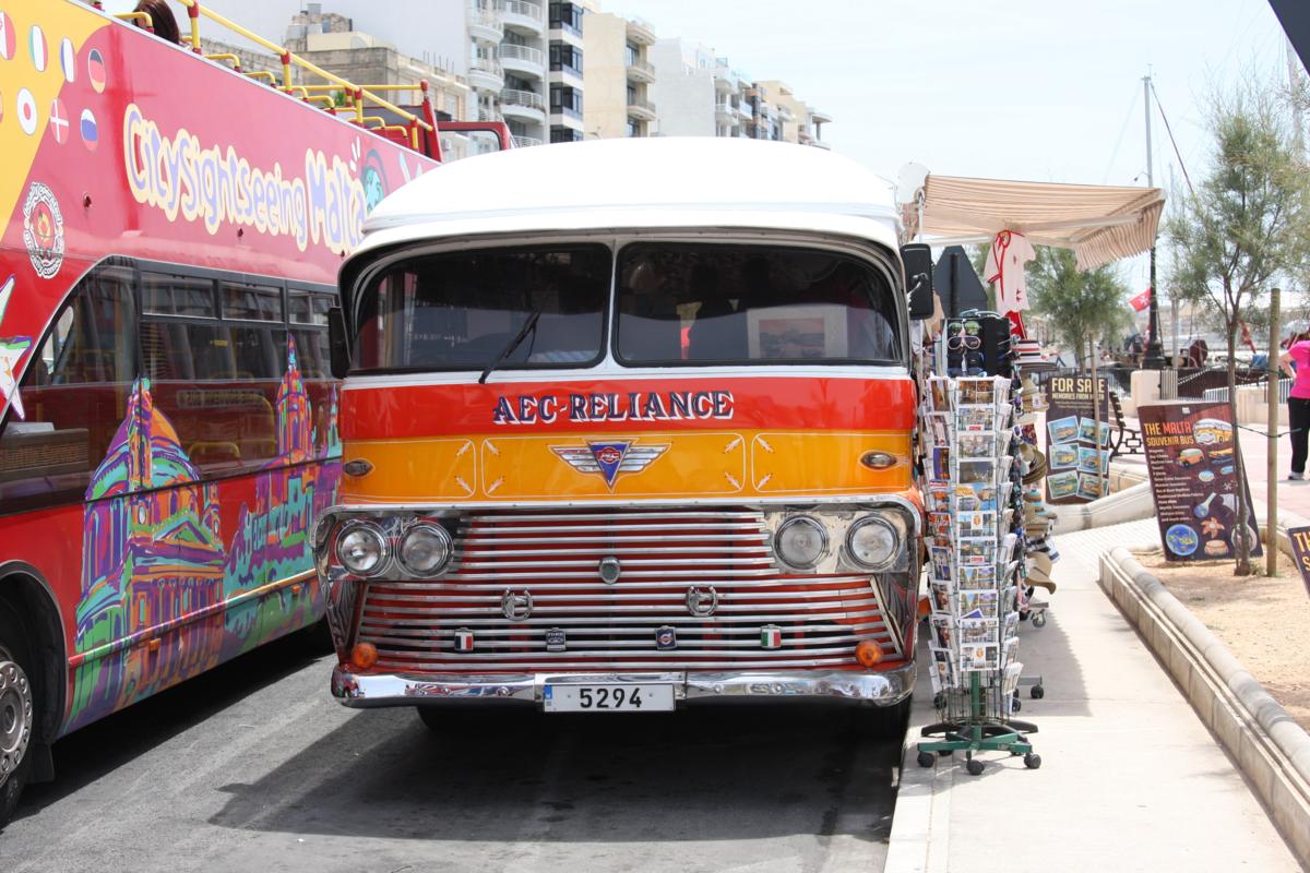 Dieser AEC Reliance hat für den Liniendienst keine Bedeutung mehr. Am 12.5.2014 diente er als Verkaufswagen für Touristen Artikel am Fährhafen in Sliema auf Malta.