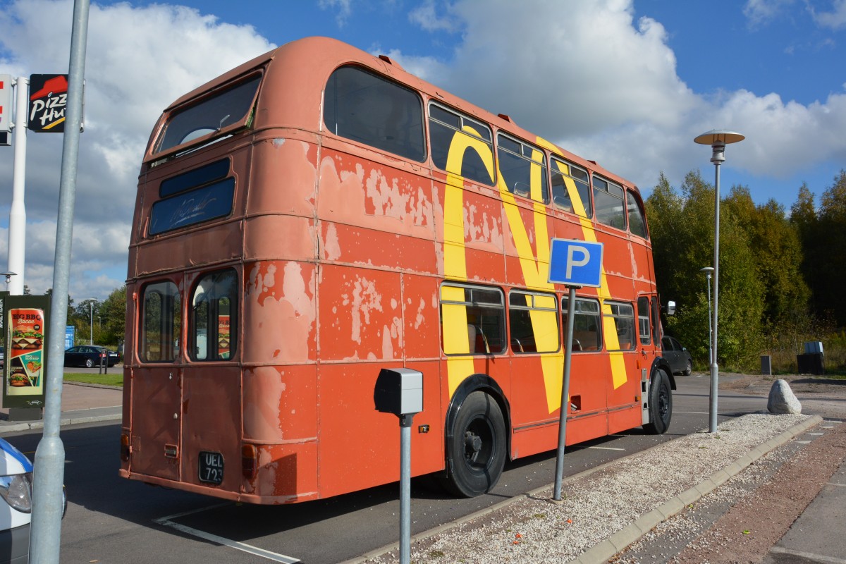 Dieser AEC Routemaster hat auch schon einiges hinter sich. Abgestellt ist er nun bei McDonald's Stockholmsvägen Västerås am 17.09.2014.
