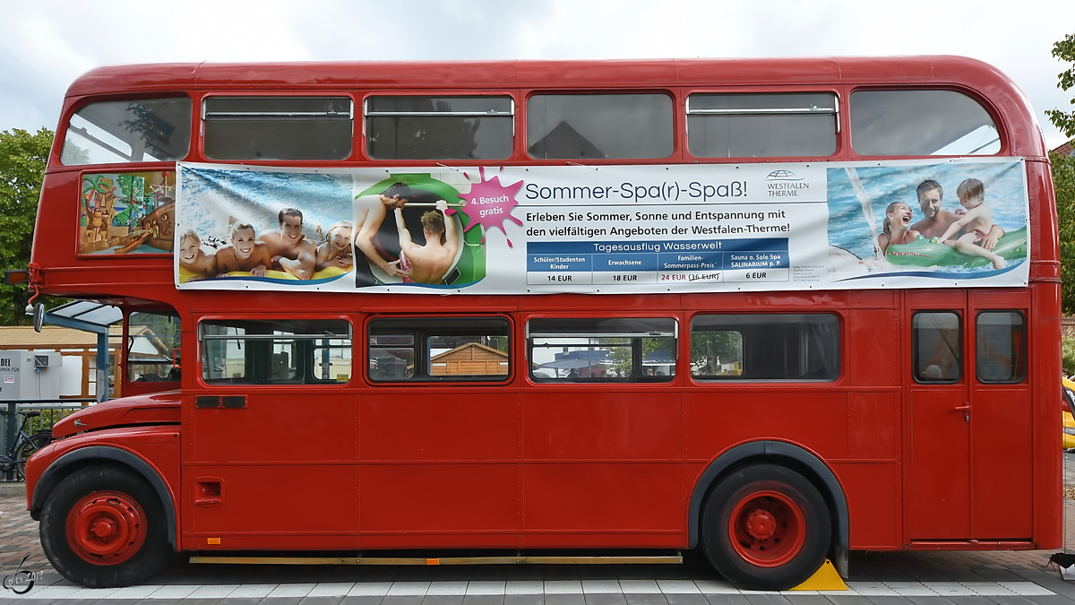 Dieser britische AEC Routemaster diente Anfang Juli 2019 als Werbeträger in der Innenstadt von Altenbeken.