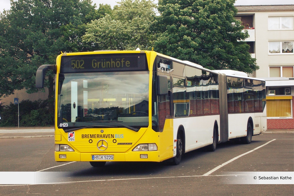 Dieser Bus hat eine sehr lustige KOM Nr. nämlich  Null-Eins-Zwei-Drei  (0123).
Der Bus ist Baujahr 2001. Besonders schön ist auch der  alte große  Mercedes-Benz-Stern an der Front mit dem Citaro Schriftzug zu erkennen.
