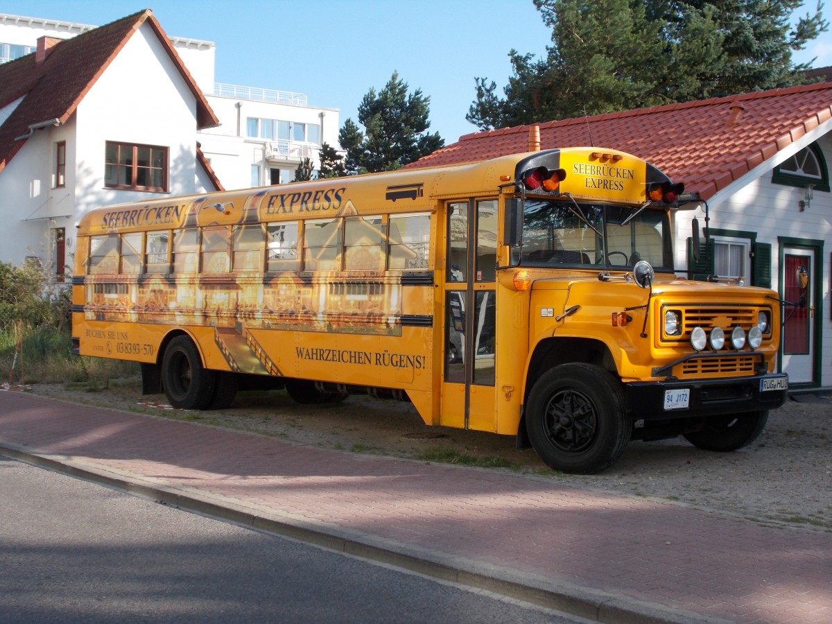 Dieser Chevrolet Bus fuhr mal als Schulbus,in letzter Zeit ist Dieser für Rundfahrten über die Insel im Einsatz.Zuhause ist der Bus in Binz wo ich ihn,am 21.Juni 2014,fotorafierte.