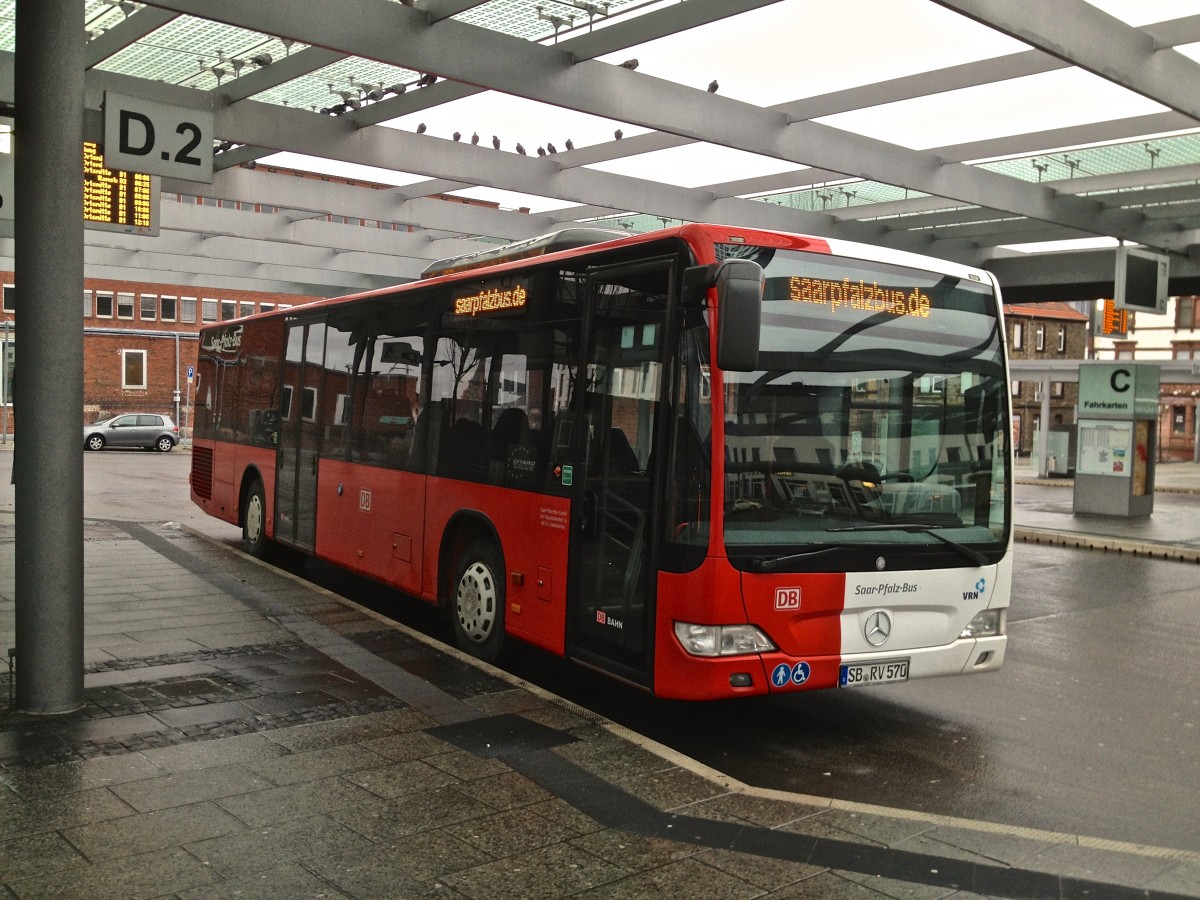 Dieser Citaro Ü von Saar-Pfalz-Bus GmbH war am 22.12.2013 am Hauptbahnhof in Kaiserslautern abgestellt.