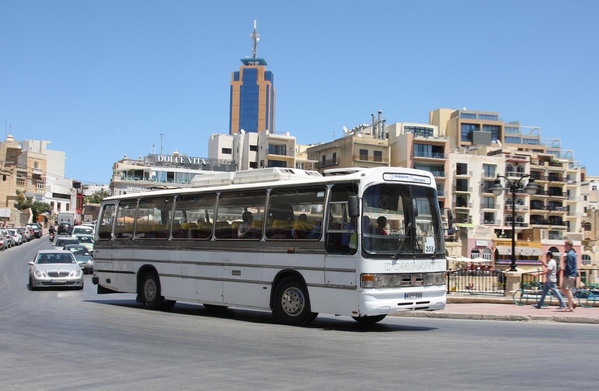 Dieser Duple Dominant II Reisebus war am 16.5.2014 als Linienfahrzeug auf Malta hier in St. Julian`s im Einsatz.