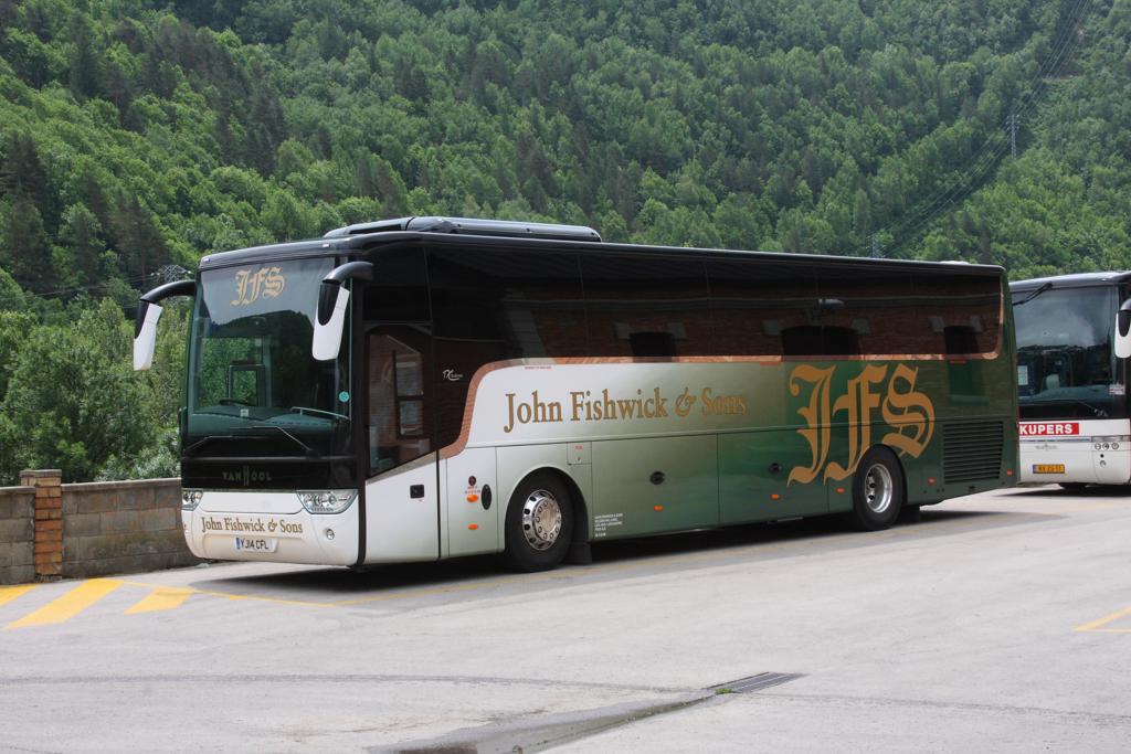 Dieser fein lackierte Van Hool Reisebus der Firma John Fishwick & Sons parkte am 12.06.2015 auf dem Bahnhofsvorplatz im spanischen Ribes des Frazer.
