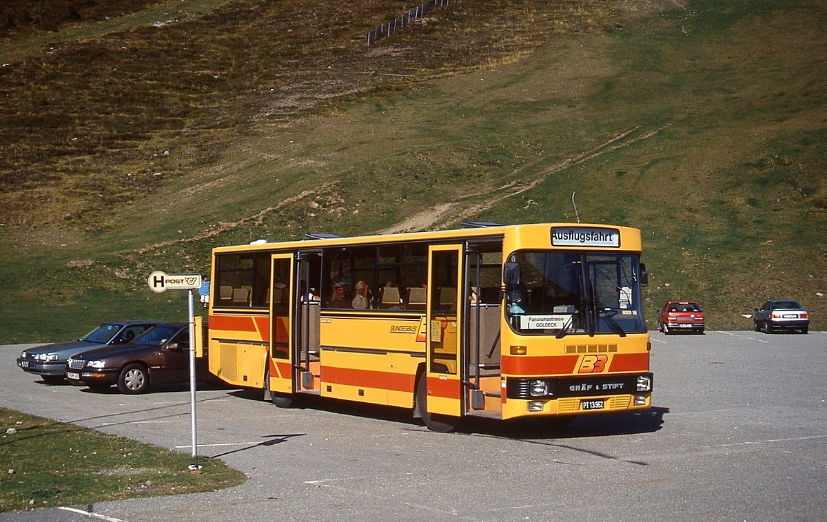 Dieser Gräf & Stift wurde im Sommer 1990 als  Wanderbus  zu Ausflugszielen rund um den Millstätter See in Kärnten eingesetzt, hier auf dem in 1.895 m Höhe gelegenen Parkplatz Seetal, dem Endpunkt der Goldeck-Panoramastraße