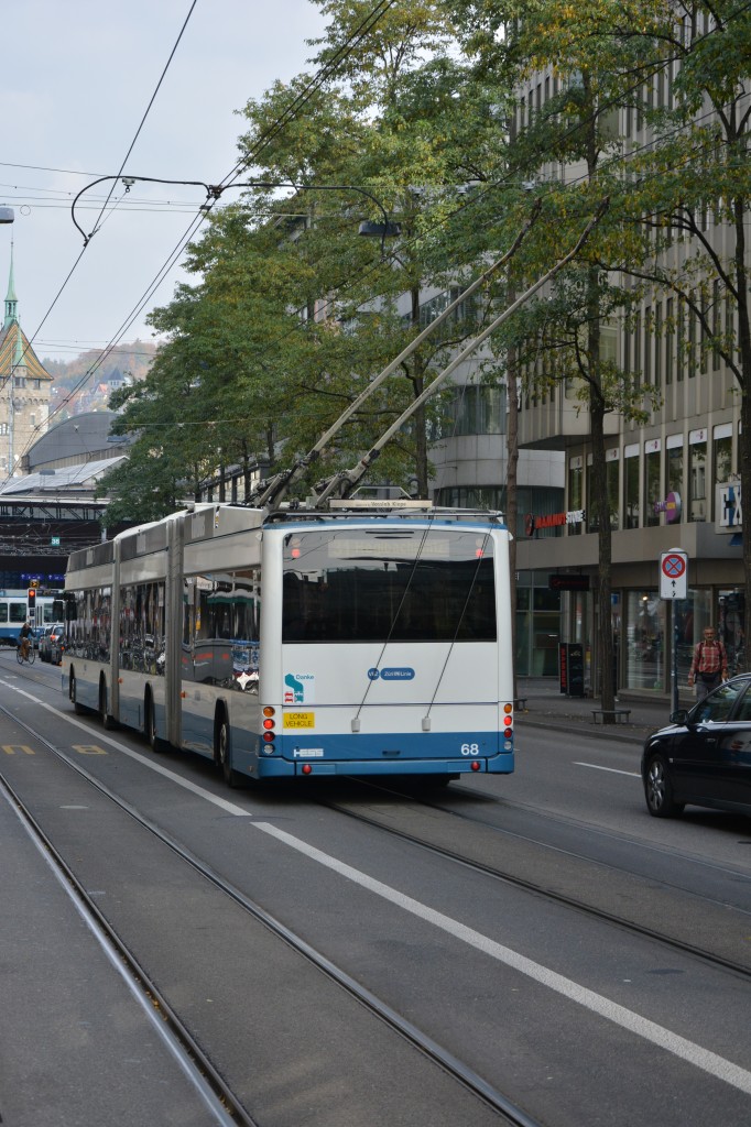 Dieser Hess O-Bus mit der Nummer  68  fährt am 14.10.2015 auf der Linie 31 zum Hegibachplatz. Aufgenommen am Züricher HB