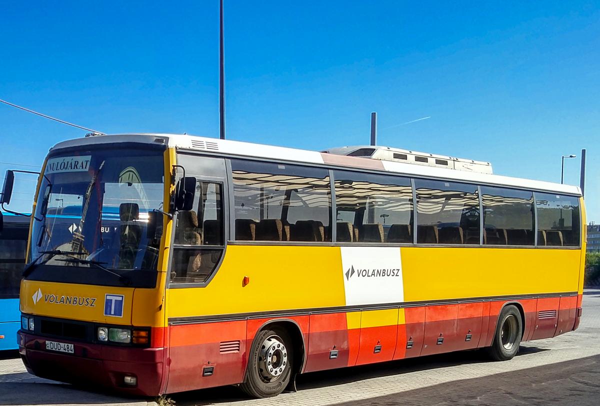Dieser ikarus 350 wird für Fahrerschulungszwecke (daher das blau-weiß  T  Symbol) benutzt. Foto: Budapest-Kelenföld, 2019