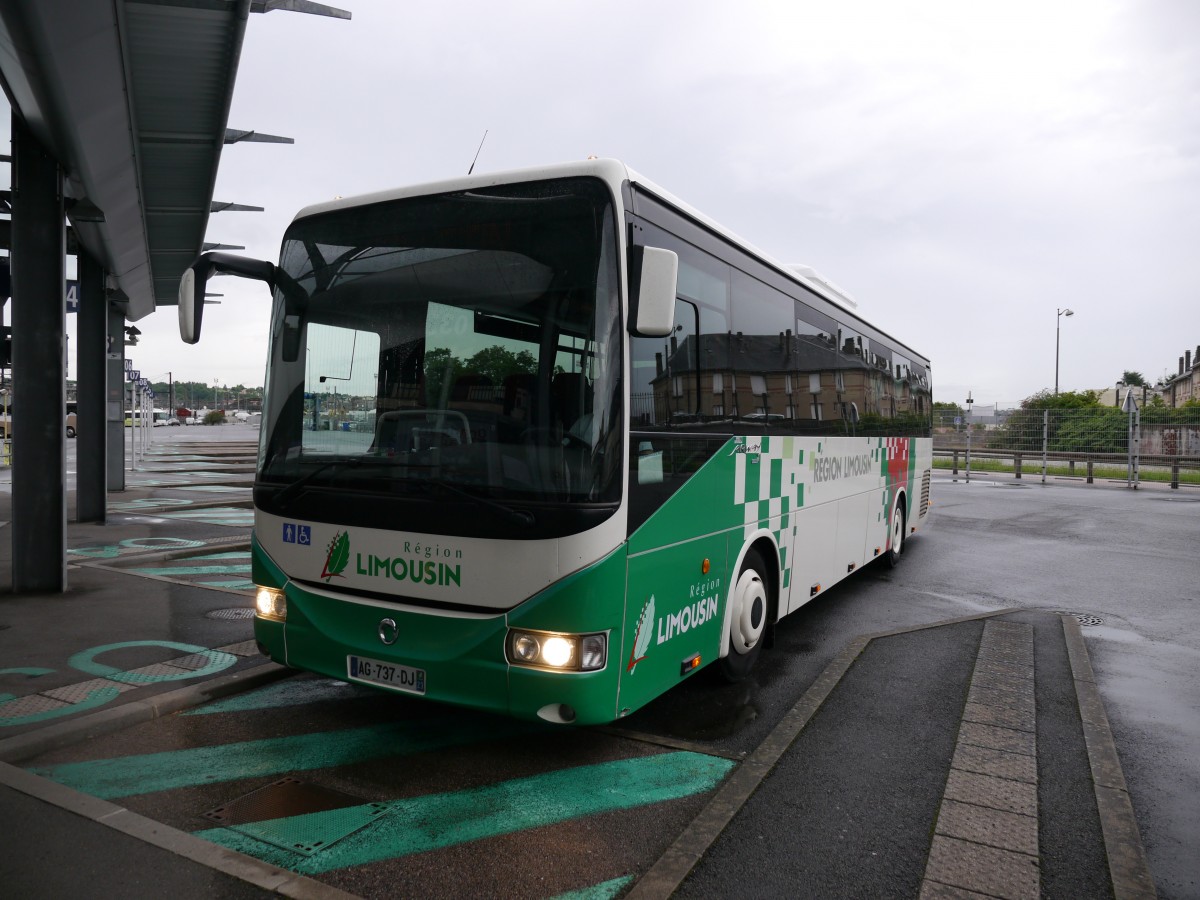 Dieser Iveco Irisbus-Arway Bus 2203 der Région Limousin fährt als Linie 9 UND als SNCF TER-Bus64620 abends von Limoges-Benedictins nach Felletin.


2014-07-20 Limoges-Benedictins Gare-Routière