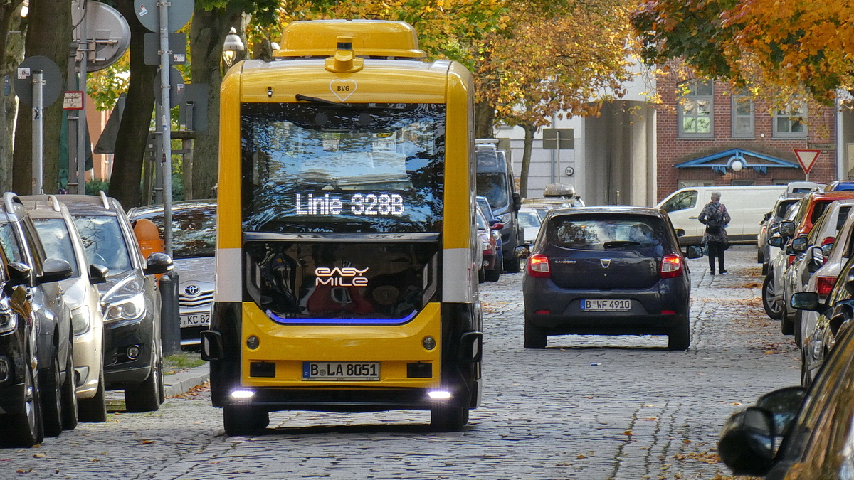 Dieser  kleine Gelbe  Elektro-Kleinbus der BVG (Berliner Verkehrs-Betriebe) fährt automatisiert (ein Fahrer ist aus Sicherheitsgründen an Bord) eine ca. 1,2km lange Strecke im Bezirk Reinickendorf von Berlin. Der Bus der Fa. Easy Mile bewegt sich autonom auf der angelernten Strecke mit einer Geschwindigkeit von bis zu 18km/h im normalen Straßenverkehr. Die Fahrt ist kostenfrei. Foto: 23.10. 2021