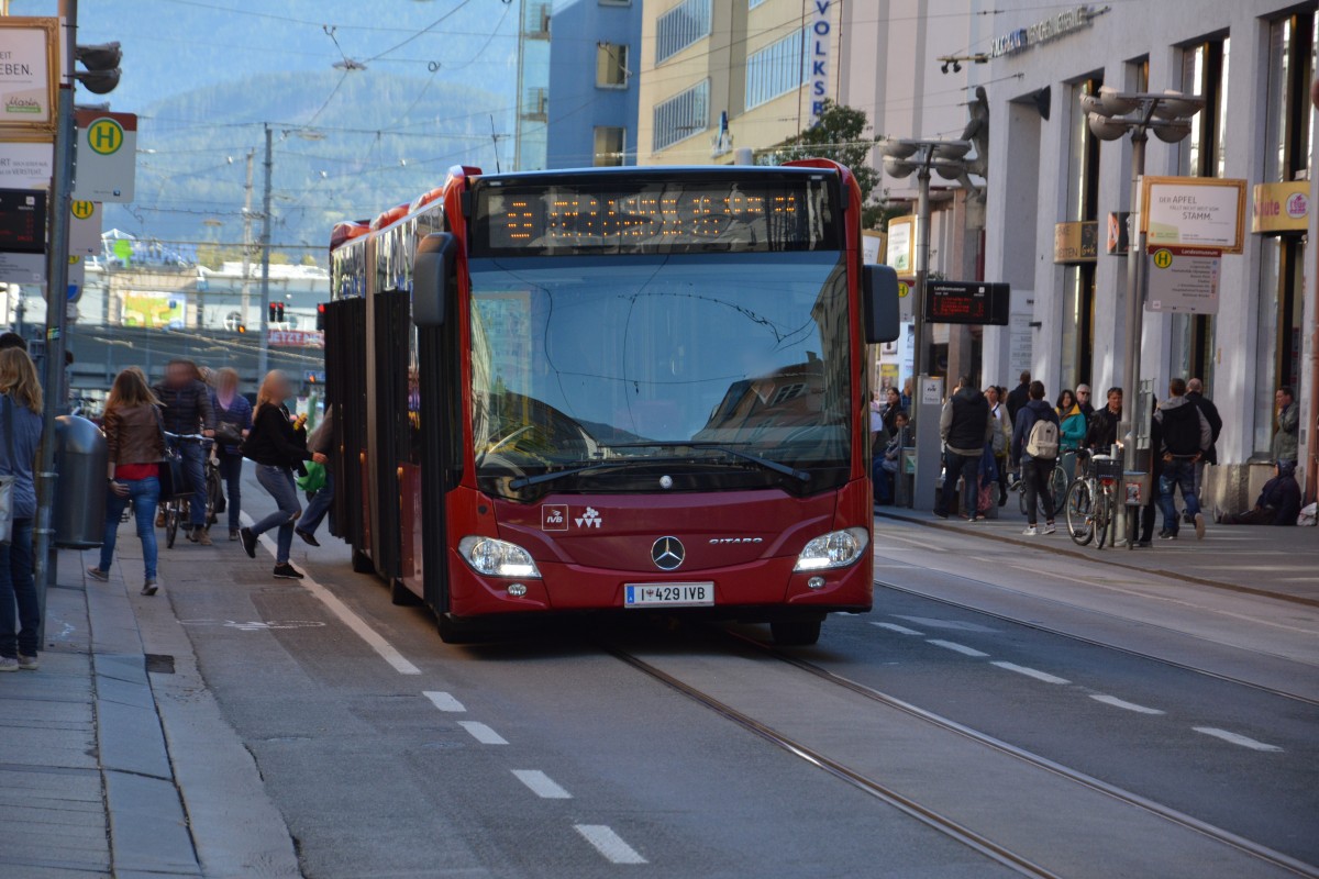 Dieser Mercedes Benz Citaro der 2. Generation (I-429IVB) fährt am 12.10.2015 auf der Linie O. Aufgenommen in der Innenstadt von Innsbruck.

