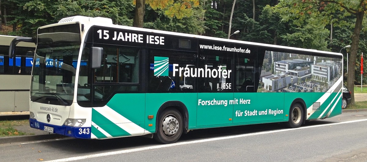 Dieser Mercedes-Benz Citaro Facelift der Stadtwerke Kaiserslautern (Wagen Nr. 343) stand whrend eines Bundesligaspiels des 1.FCK auf einem Parkplatz und wartete auf seinen Einsatz. Der Bus trgt Werbung des Fraunhofer Instituts fr Experimentelles Software Engineering in Kaiserslautern.
