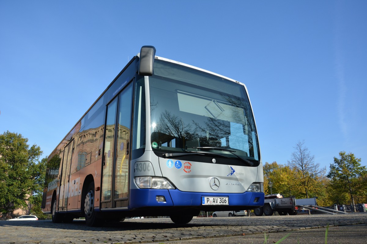 Dieser Mercedes Benz Citaro K (P-AV 306) steht am 27.10.2014 am Bassinplatz in Potsdam.
