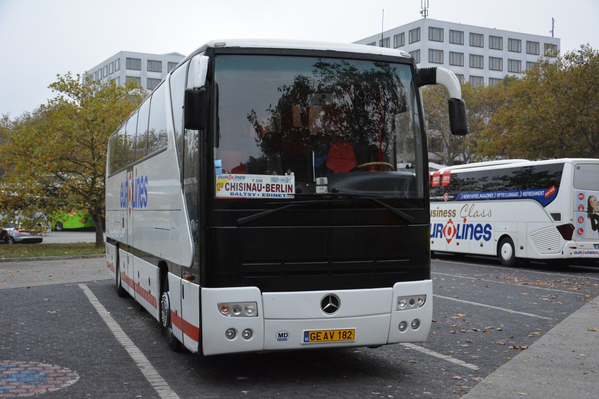 Dieser Mercedes Benz O350 Tourismo kommt aus Moldawien (GEAV 182) und macht Pause am 25.10.2014, Berlin ZOB.

