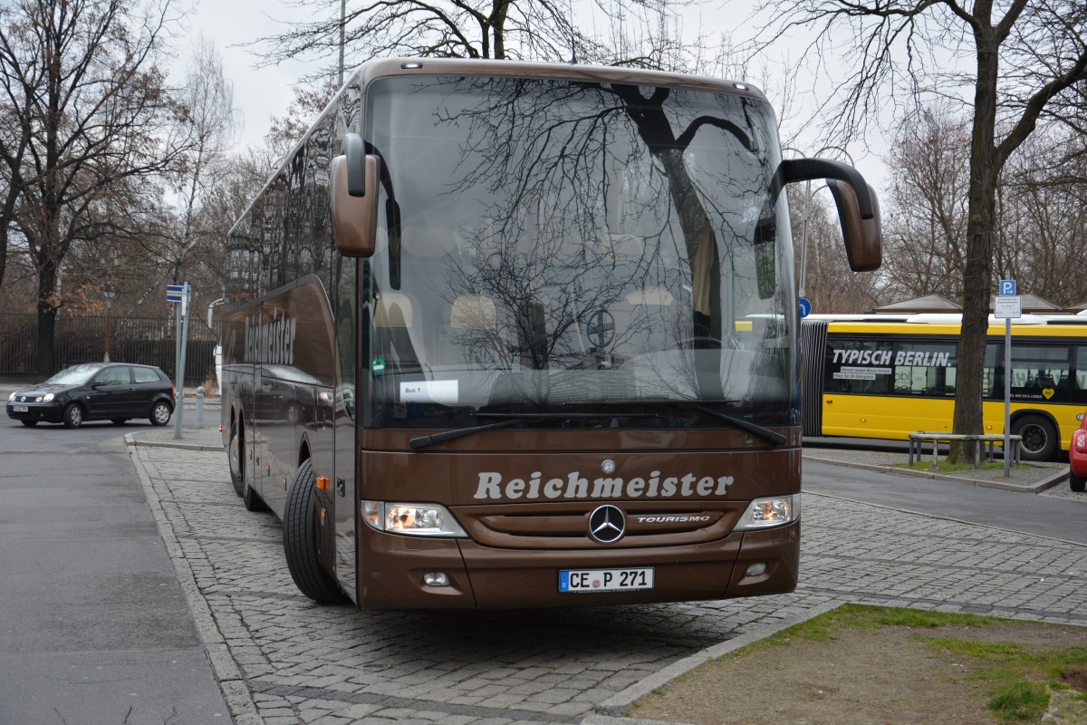 Dieser Mercedes Benz Tourismo mit dem Kennzeichen CE-P 271 steht am 14.03.2015 auf dem Parkplatz vor dem Zoo in Berlin.
