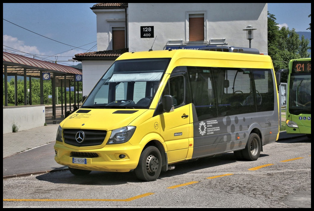 Dieser Mercedes Kleinbus wartet hier am 31.5.2022 am Bahnhof Egna / Neumark in Südtirol auf Fahrgäste. Der Bus ist im Verkehrsverbund Südtirol unterwegs.