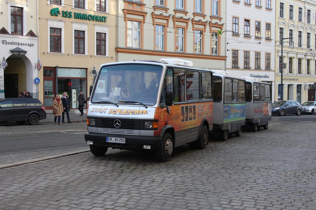 Dieser Mercedes Rundfahrtenbus mit Geschwindigkeitsbeschränkung 20 km/h war am 10.12.2016 mit zwei Anhängern in der Innenstadt von Görlitz unterwegs.