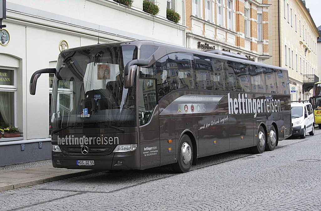 Dieser moderne Mercedes Benz Tourismo Reisebus stand am 1.11.2013 am Marktplatz
in Annaberg - Buchholz im Erzgebirge. Der Bus ist mit der Firmenaufschrift 
Hettinger Reisen versehen.