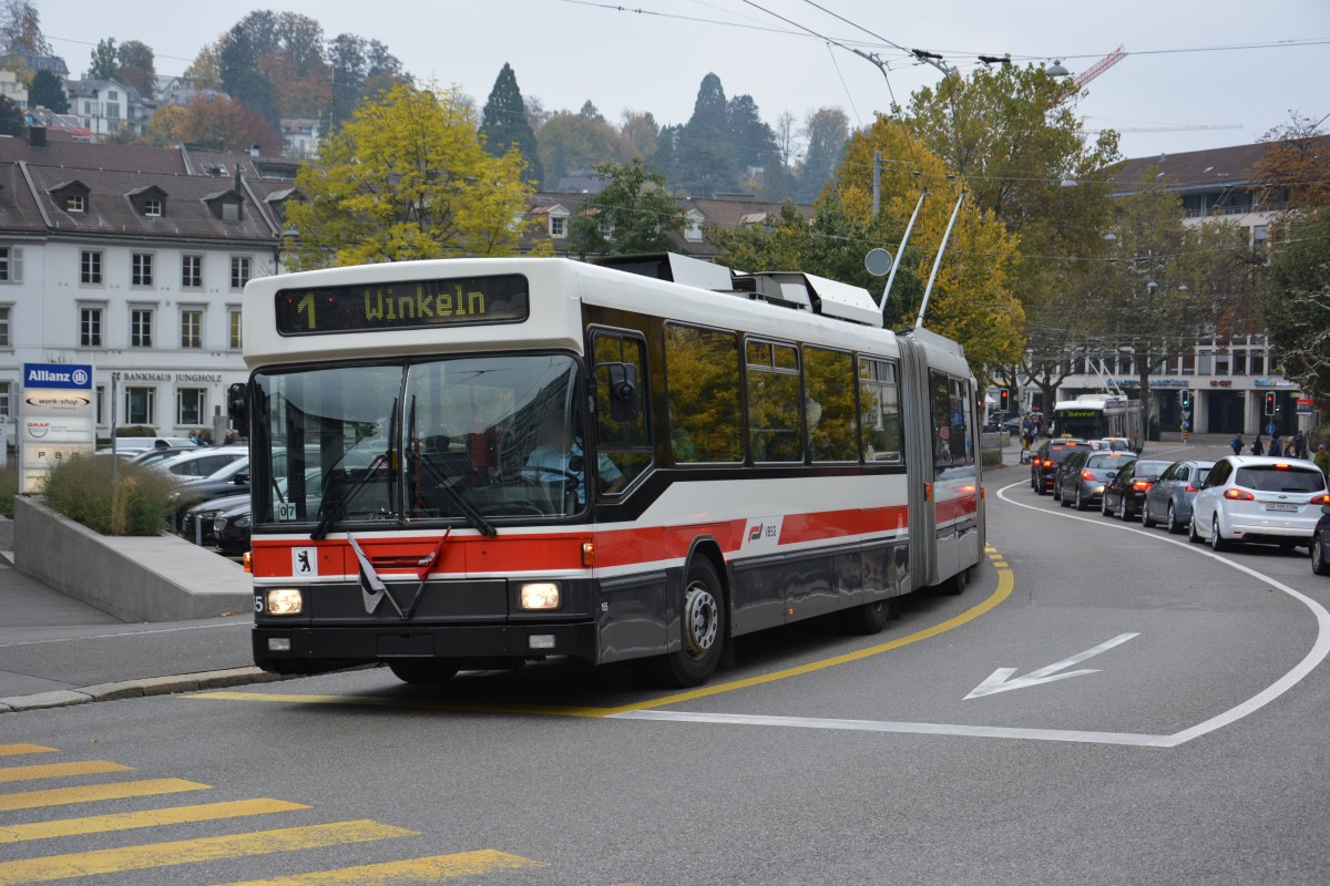 Dieser NAW/Hess O-Bus fährt am 14.10.2015 auf der Linie 1 nach Winkeln. Aufgenommen an der Poststrasse in St. Gallen.
