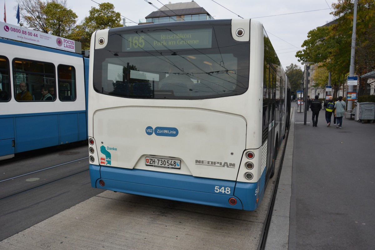 Dieser Neoplan Centroliner Evolution mit dem Kennzeichen ZH-730548 steht am 14.10.2015 am Bürkliplatz / Zürichsee.
