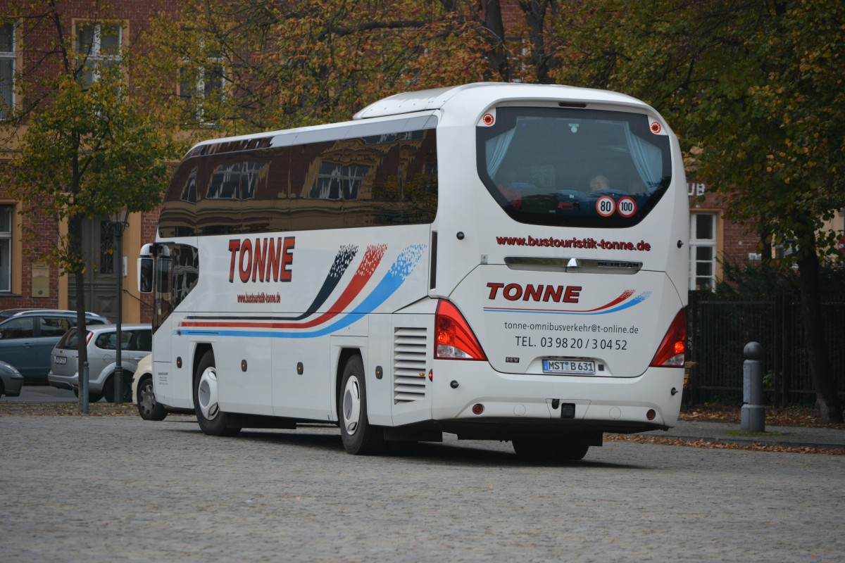 Dieser Neoplan Cityliner steht am 25.10.2014 in Potsdam am Bassinplatz. Kennzeichen ist MST-B 631.

