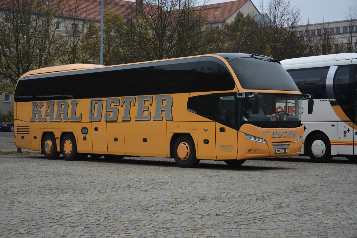 Dieser Neoplan Cityliner steht am 25.10.2014 in Potsdam am Bassinplatz. Kennzeichen ist NU-CT 55
