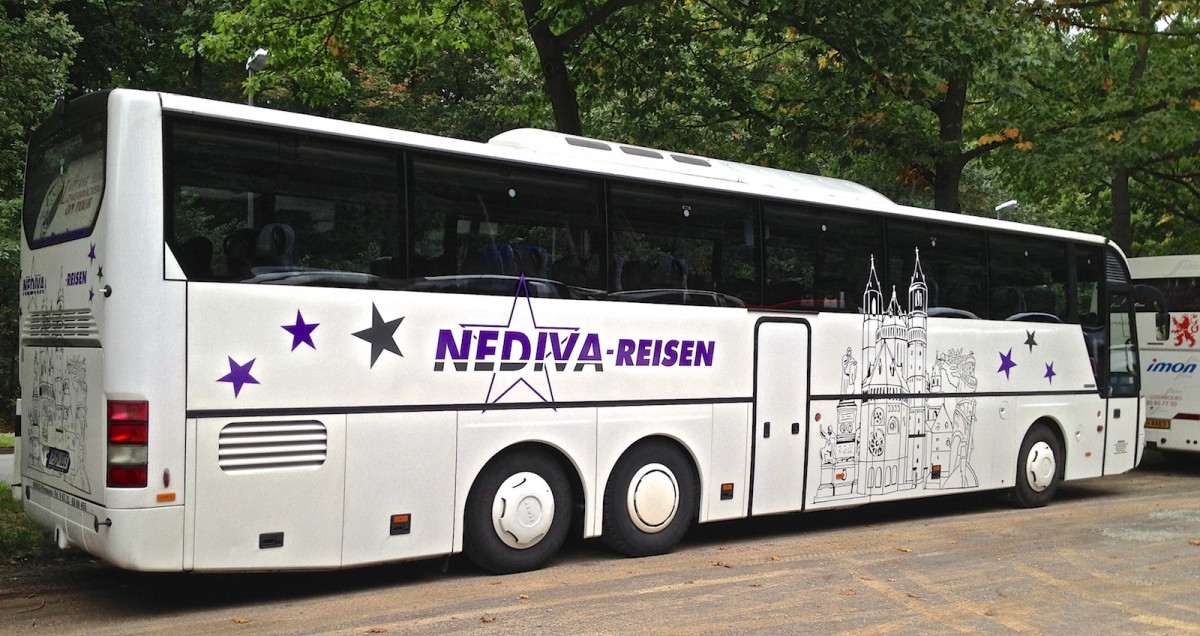 Dieser Neoplan von Nediva Reisen stand whrend eines Bundesligaspiels des 1.FCK auf einem Parkplatz und wartete auf seinen Einsatz.
