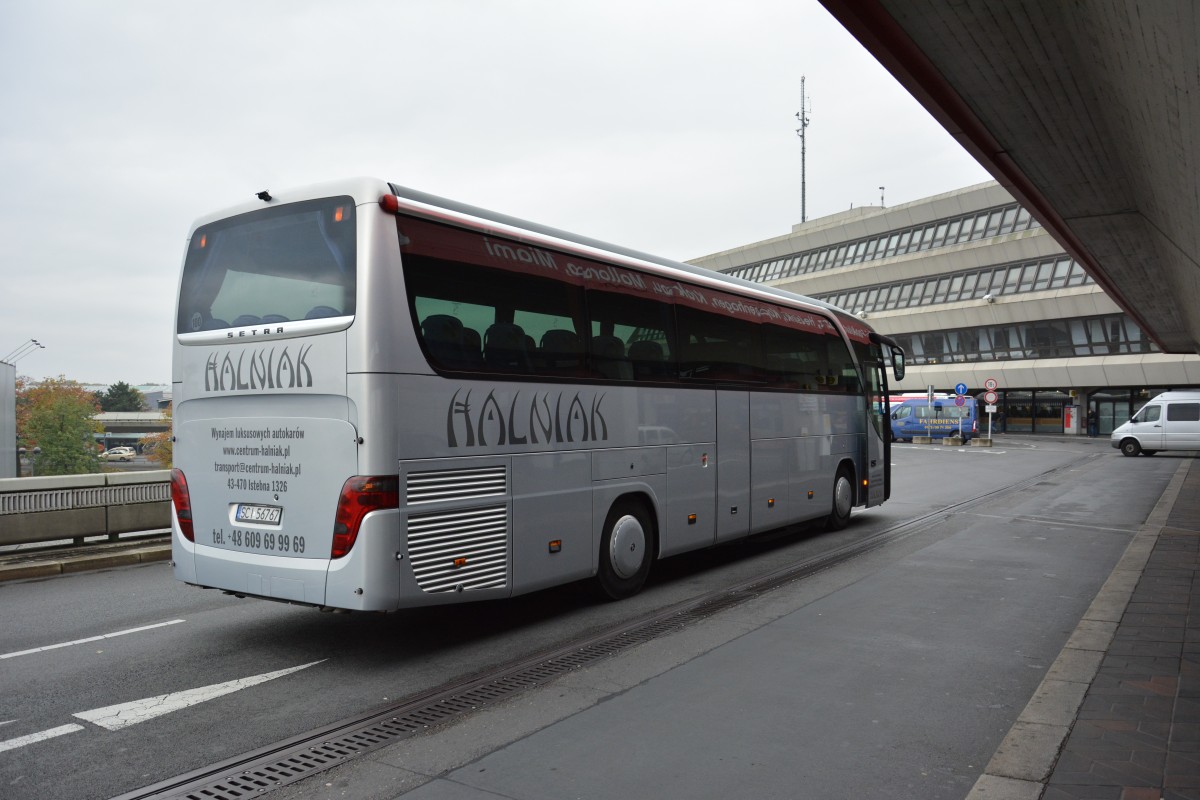 Dieser polnische Setraz S415 HD (SCI-56767) steht am 26.10.2014 am Flughafen Tegel.
