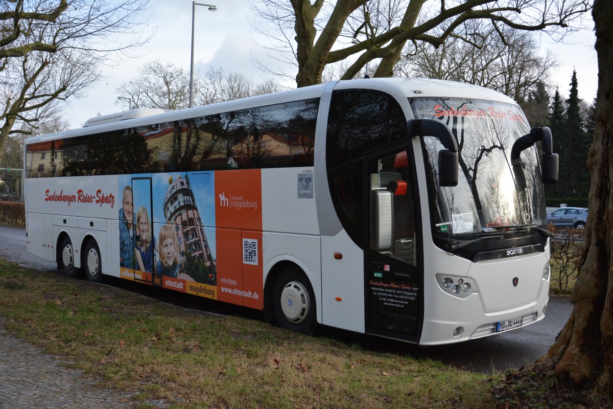 Dieser Scania OmniExpress steht an der Heerstraße in Berlin am 17.01.2015. Kennzeichen : MD-DU 4444.
