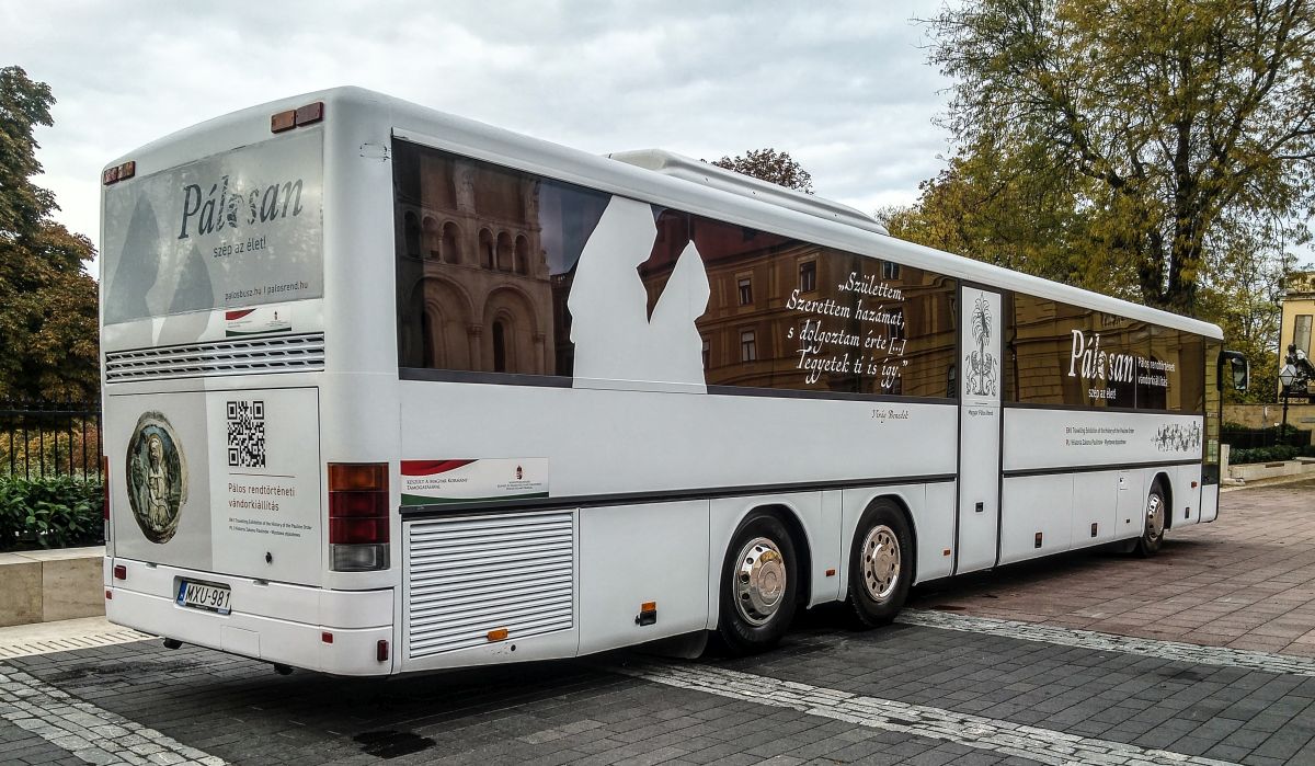Dieser Setra 300 tourt durch Ungarn um die Geschichte der Pauliener (Orden des heiligen Paulus) in Rahmen einer Wanderausstellung zu zeigen. In Oktober 2020 parkte der Bus vor dem Dom von Pécs.