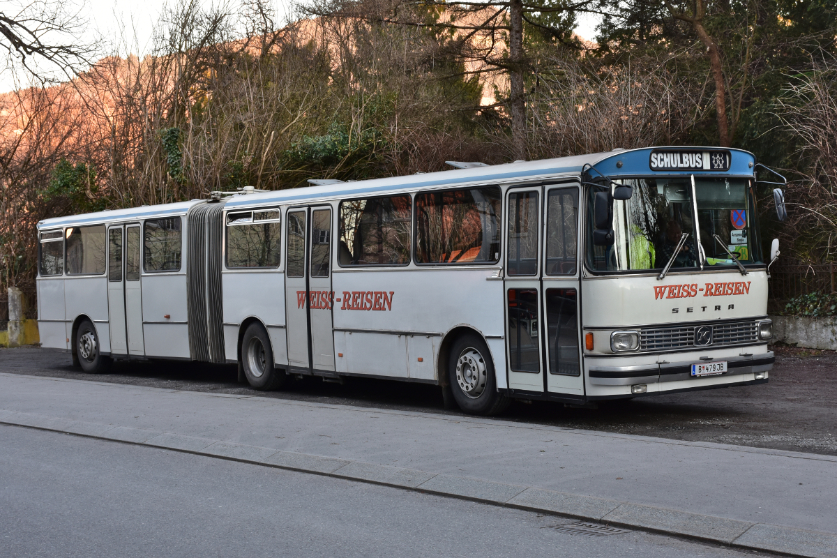 Dieser SETRA-Gelenkbus wird neben Schülertransporten auch für Sonderfahrten eingesetzt. Hier am 15.02.2020 abgestellt vor der inatura in Dornbirn (Vorarlberg) 