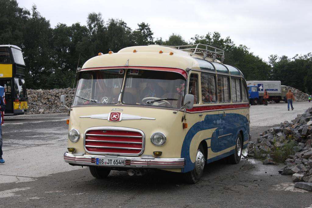 Dieser Setra Klein Reisebus gehörte am 6.9.2015 zu den gezeigten Fahrzeugen am Piesbeg in Osnabrück. Der Besitzer hat den Innenraum nach seiner Nutzung als Reisebus zum Wohnmobil umgebaut, was äußerlich aber kaum zu erkennen ist.
