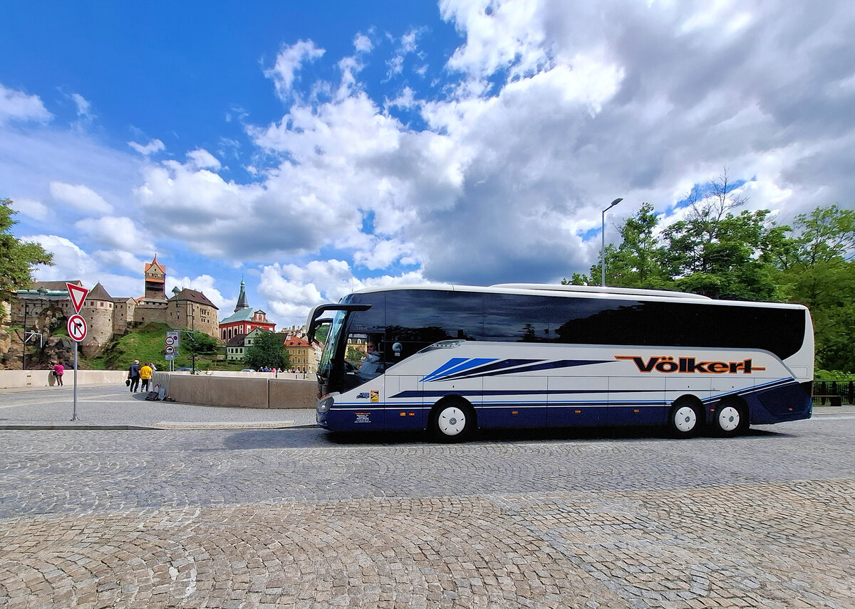 Dieser Setra S 516 der Fa. V�lkert steht hier am 3.6.2026 an der Bushaltestelle unterhalb der Burg in Loket in Tschechien.