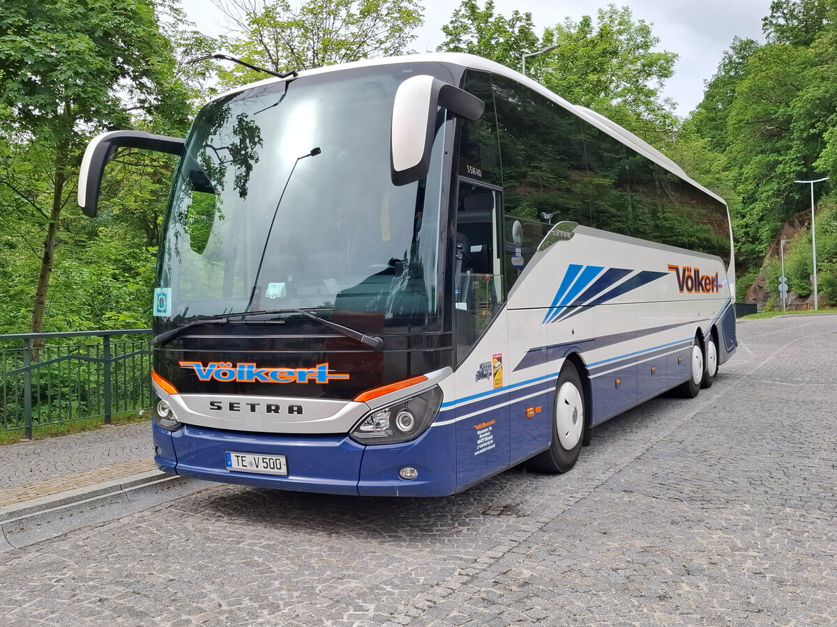 Dieser Setra S 516 der Fa. V�lkert aus Riesenbeck steht hier am 3.6.2026 an der Bushaltestelle unterhalb der Burg in Loket in Tschechien.