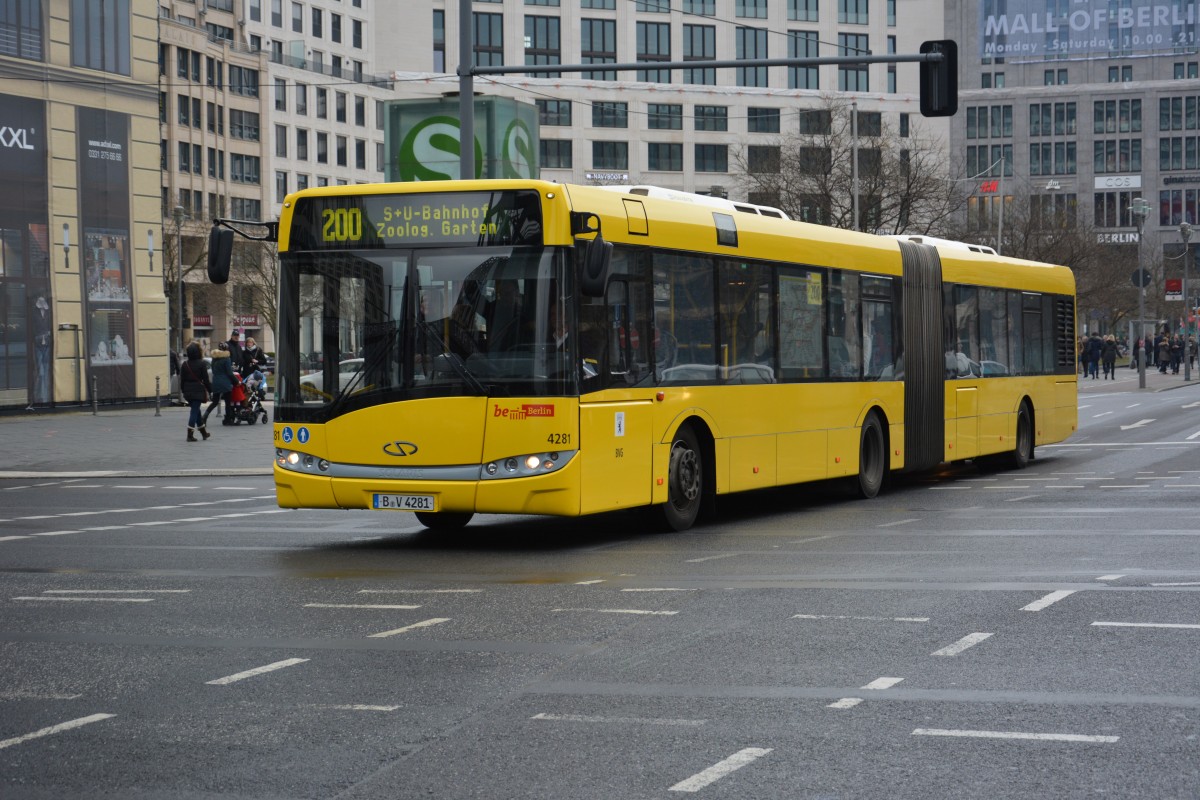 Dieser Solaris Urbino 18 der BVG mit dem Kennzeichen B-V 4281 fährt am 14.03.2015 auf der Linie 200 zum Zoologischen Garten in Berlin. Aufgenommen am Potsdamer Platz.
