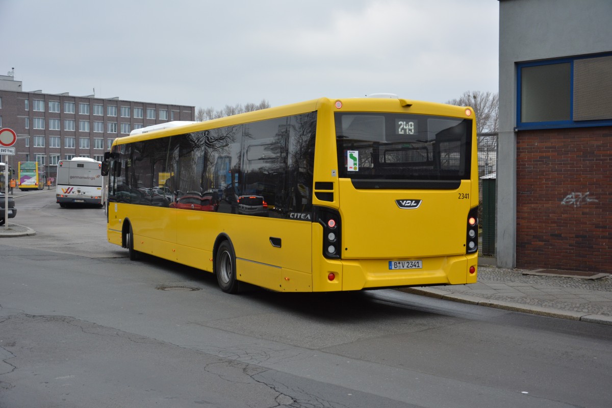 Dieser VDL Citea mit dem Kennzeichen B-V 2341 fährt am 14.03.2015 auf der Linie 249. Berlin Hertzallee.
