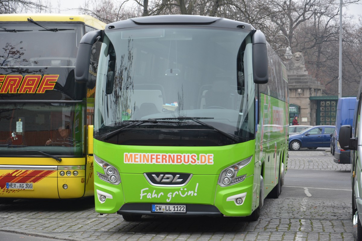 Dieser VDL Futura mit dem Kennzeichen CW-LL 1122 steht am 21.03.2015 am Bahnhof Berlin Zoologischer Garten.
