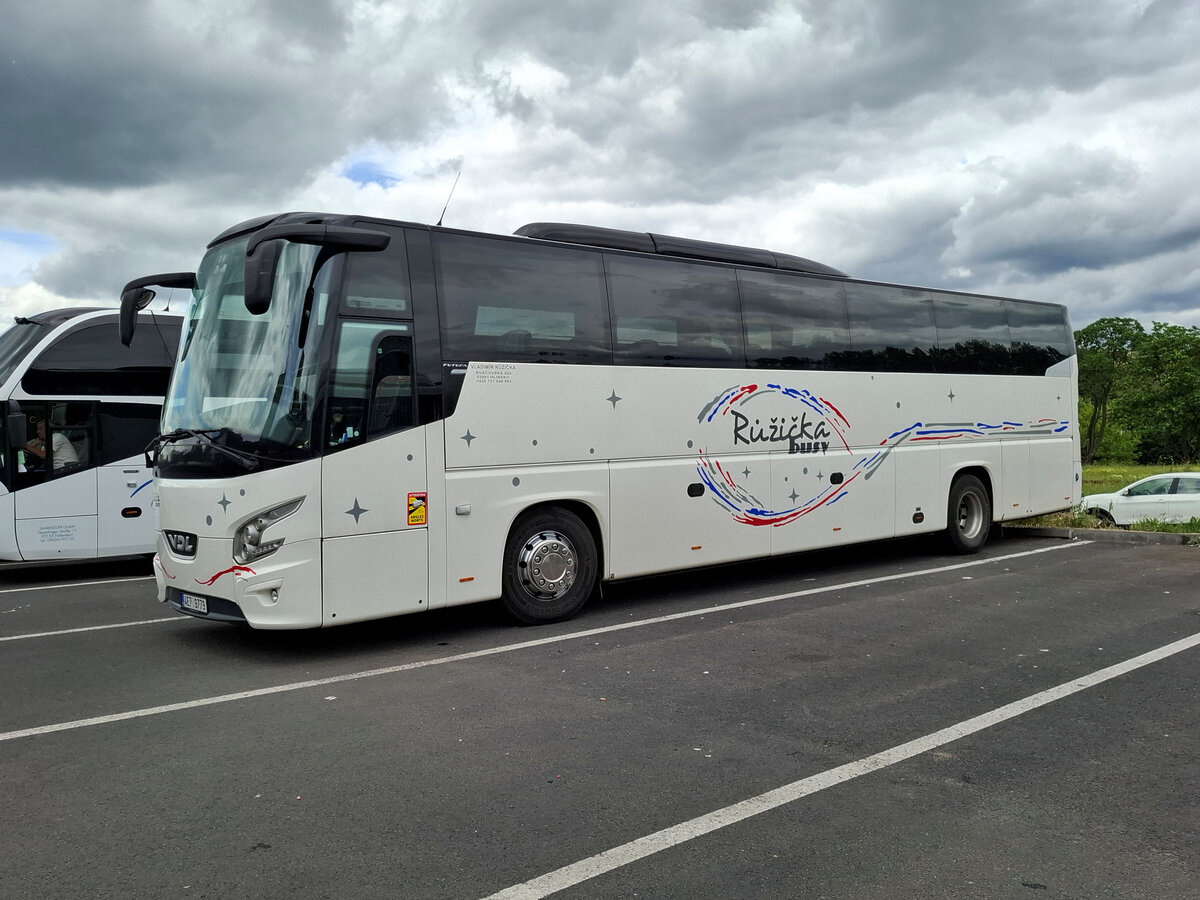 Dieser VDL Futura Reisebus steht hier am 3.6.2026 auf dem Busparkplatz am Stadtbahnhof in Karlovy Vary in Tschechien.
