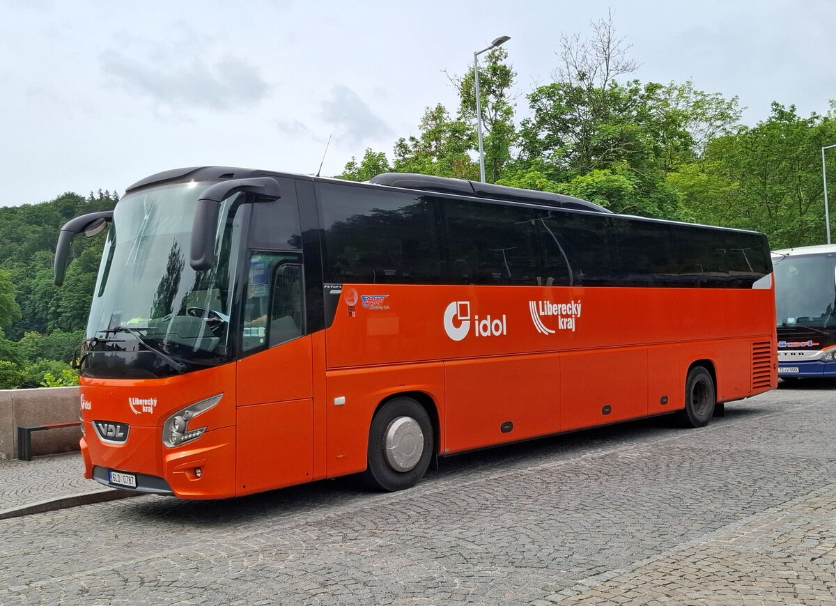Dieser VDL Futura Reisebus steht hier am 3.6.2026 an der Bushaltestelle unterhalb der Burg in Loket in Tschechien.