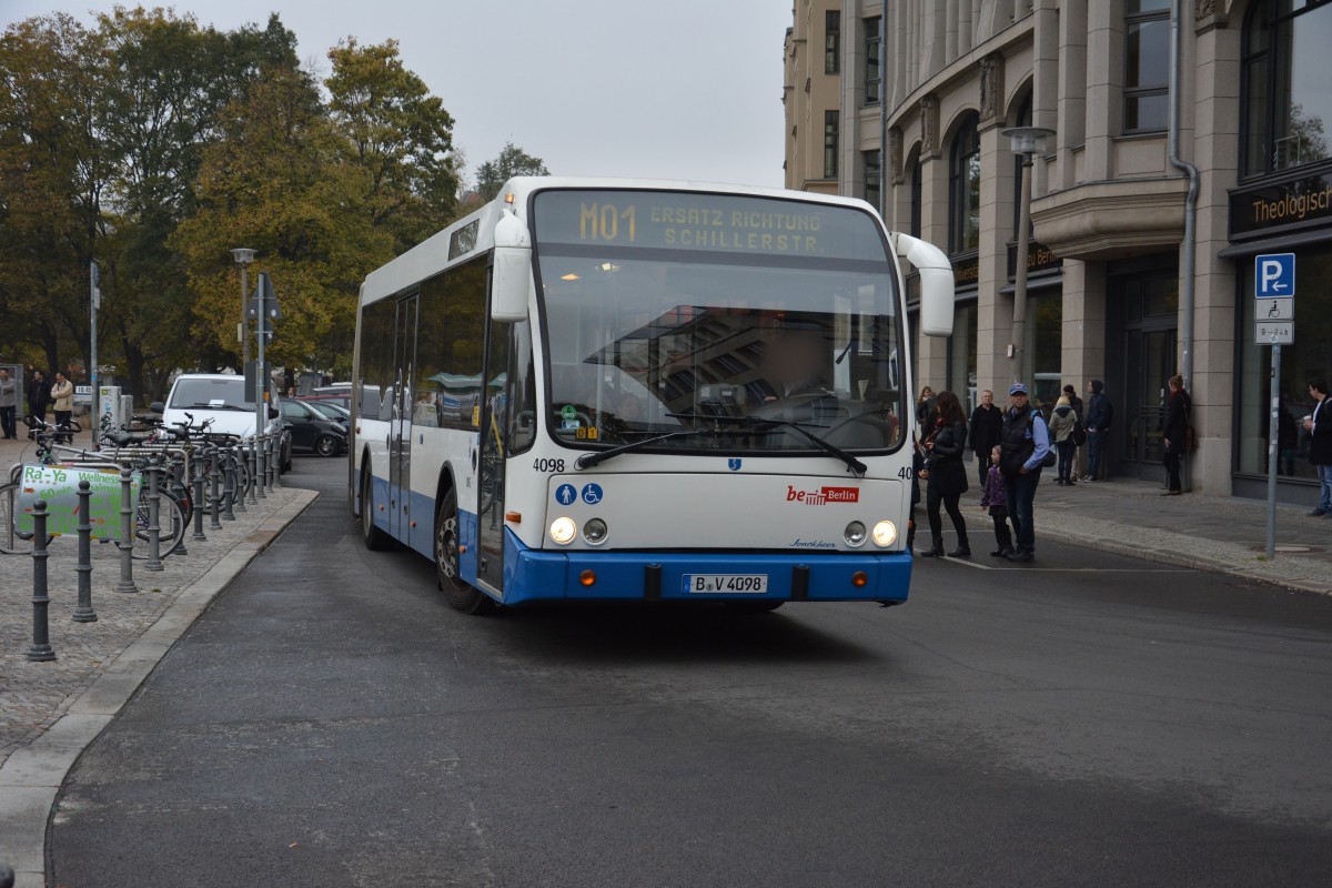 Dieser Volvo Bus (B-V 4098) vom Betriebshof Indira-Gandhi-Straße ist am 30.10.2014 unterwegs für die Tram M1. Aufgenommen am Hackescher Markt.
