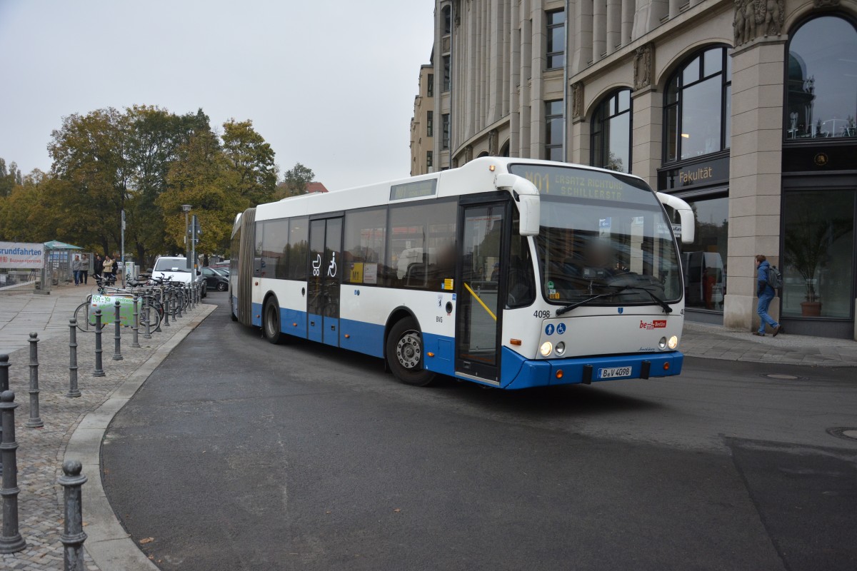 Dieser Volvo Bus (B-V 4098) vom Betriebshof Indira-Gandhi-Straße ist am 30.10.2014 unterwegs für die Tram M1. Aufgenommen am Hackescher Markt.
