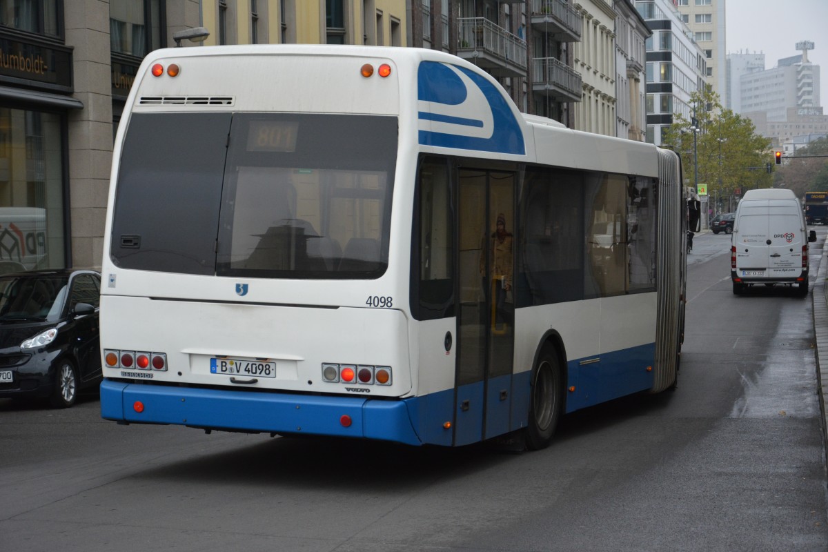 Dieser Volvo Bus (B-V 4098) vom Betriebshof Indira-Gandhi-Straße ist am 30.10.2014 unterwegs für die Tram M1. Aufgenommen am Hackescher Markt.
