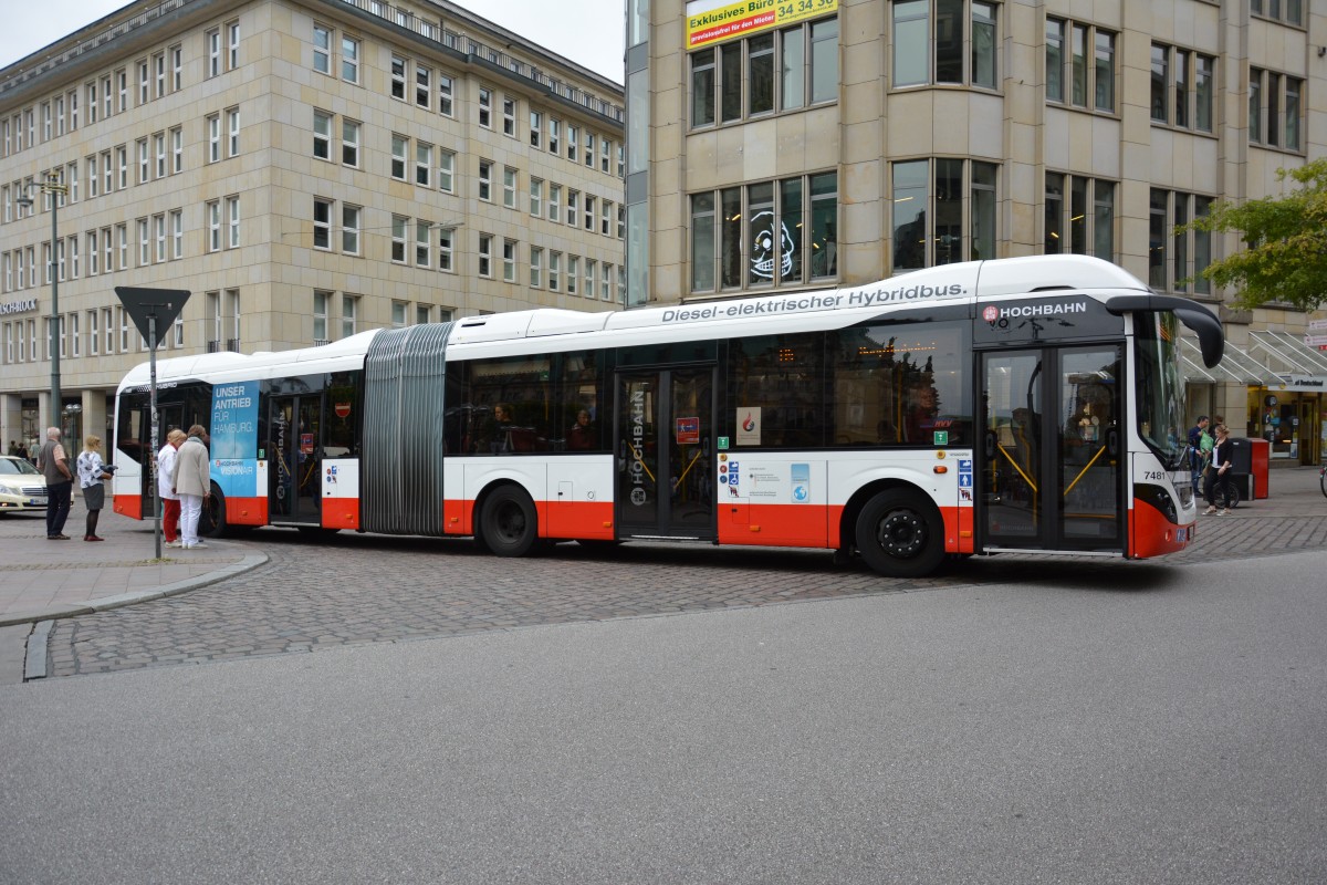 Dieser Volvo Hybrid 7900 fährt am 11.07.2015 auf der Linie 109. Aufgenommen am Rathausmarkt in Hamburg.
