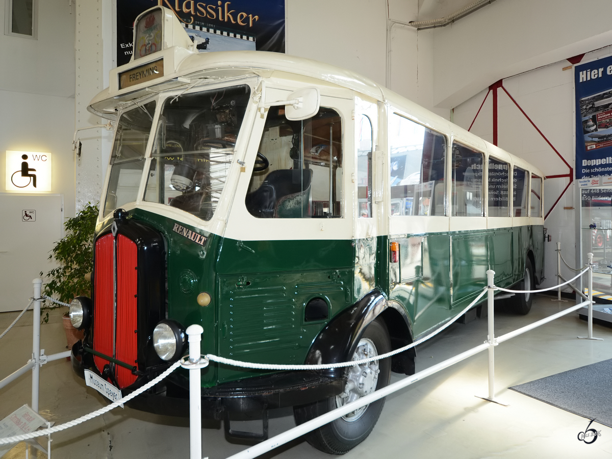 Dieses Modell der Omnibus-Reihe Renault TN4H war für die RATP Paris unterwegs. (Technikmuseum Speyer, Mai 2014)