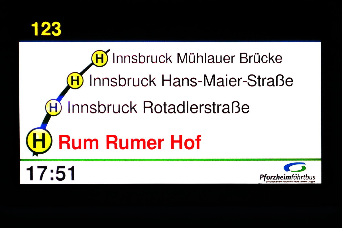 Display im Fahrgastraum des Postbusses BD-14977 auf der Linie 4123 im Verkehrsverbund Tirol, mit dem Logo des SVP Stadtverkehr Pforzheim. Die vierstellige Liniennummer kann nur dreistellig als  123  dargestellt werden. Aufgenommen 26.2.2018.