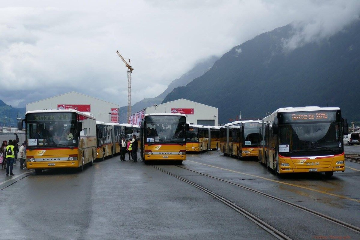 Diverse PostAutos beim Gottardo Festplatz Rynächt am 5.6.2016.