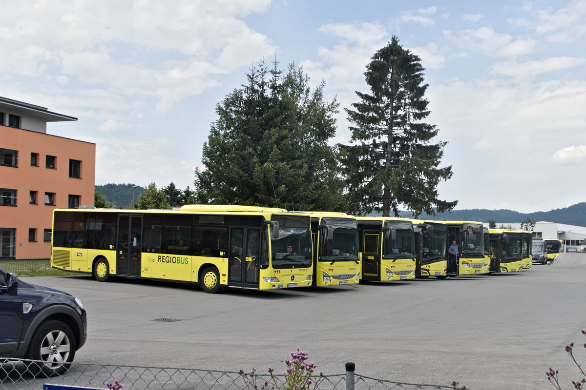 Diverse Postbusse abgestellt am Bhf. Reutte. Aufgenommen 21.7.2020.