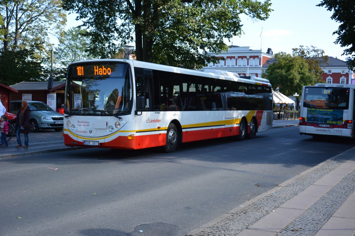 DOK 067 (Scania (Lahden) Scala) auf der Überlandlinie 101 nach Habo. Aufgenommen am 15.09.2014.