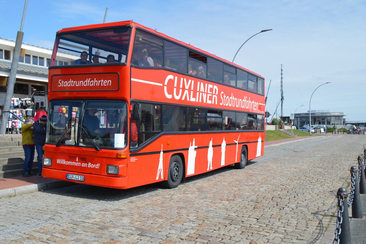 Doppeldecker-Aussichtsbus für Stadtrundfahrten in Cuxhaven (Cuxliner) am 13.05.2022 an der Haltestelle  Alte Liebe  im Hafenbereich.