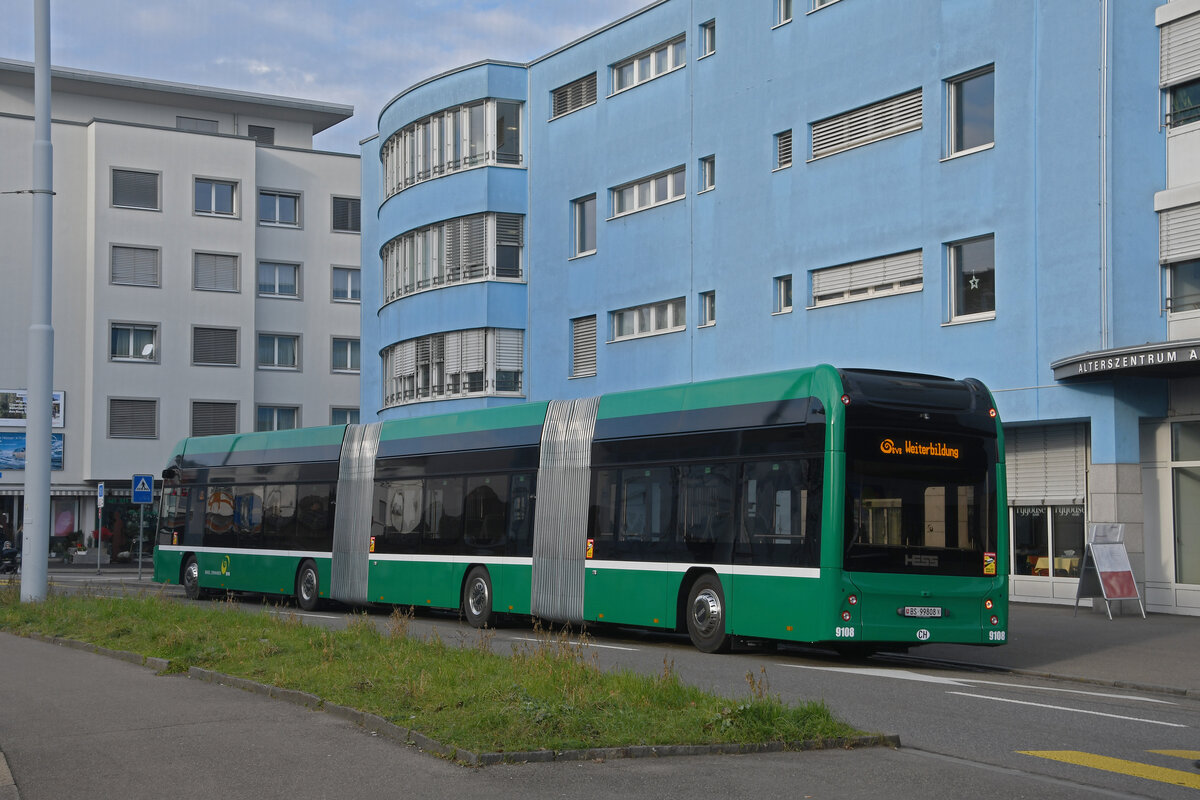 Doppelgelenkbus 9108 wartet am 11.02.2023 mit der Fahrschule an der Haltestelle Breite.