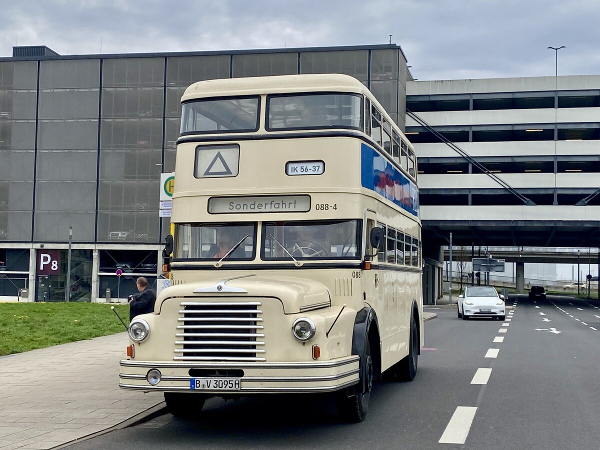 Doppelstockomnibus vom Typ Do 56 steht am Terminal des Flughafen BER am 19. April 2026.


